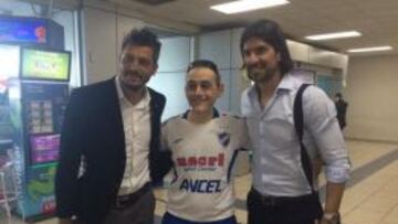 El técnico Gustavo Munúa y Sebastián Abreu posan con un hincha en su llegada a Panamá.