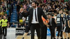 &Aacute;lex Mumbr&uacute;, entrenador del Bilbao Basket.