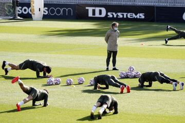 El "Profe" Ortega supervisa el entrenamiento físico del grupo. 