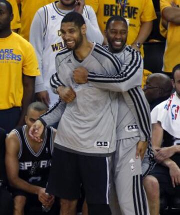 Los jugadores de los Spurs de San Antonio Tim Duncan (izq) y Tracy McGrady (dcha) se abrazan durante el ultimo cuarto del sexto partido de la semifinal de la Conferencia Oeste disputado contra los Warriors de Golden State en el pabellón Oracle Arena de Oakland, Californa (Estados Unidos) el 16 de mayo de 2013. Los Spurs ganaron por 82-94 para clasificarse para la final.