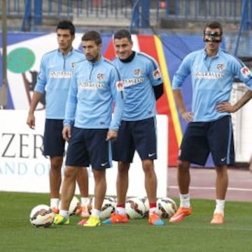 PREPARADO. Mandzukic se entrenó en el Calderón con la máscara que llevará hoy durante el partido. El croata trabajó con normalidad.