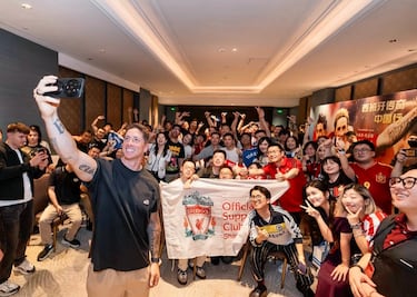Su paso por el Liverpool le dio una gran cantidad de seguidores por todo el mundo. En esta imagen, Torres se hace un selfie con la Agrupación de aficionados del Liverpool en Hong Kong.