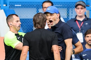 Antonio Conte entrenador del Tottenham Hotspur y Thomas Tuchel del Chelsea se enfrentan después de que Pierre-Emile Hojbjerg de Tottenham Hotspur anota un gol para hacer el 1-1 durante el partido de la Premier League