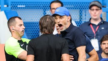 Antonio Conte entrenador del Tottenham Hotspur y Thomas Tuchel del Chelsea se enfrentan despu谷s de que Pierre-Emile Hojbjerg de Tottenham Hotspur anota un gol para hacer el 1-1 durante el partido de la Premier League