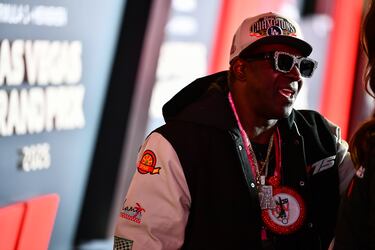 Flavor Flav , componente del grupo estadounidense de hip hop Public Enemy.