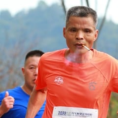 ‘Uncle Chen’, el maratoniano chino que compite fumando