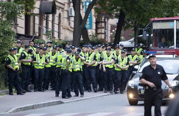 Fuertes medidas de seguridad en el hotel del conjunto blanco.