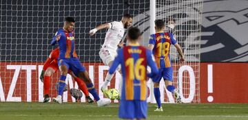 Benzema marca el 1-0 en el Real Madrid-Barcelona.