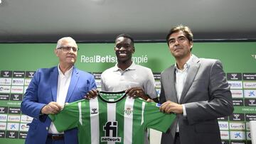 LUIZ HENRIQUE, JUNTO A CORDÓN Y HARO EN SU PRESENTACIÓN