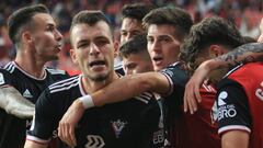 &Iacute;&ntilde;igo Vicente celebra con rabia el primer gol del Mirand&eacute;s ante el Amorebieta.