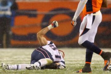 Rob Gronkowski, tight end de New England Patriots, tuvo que abandonar el partido por lesión en la rodilla. 