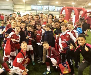 Alexis Sánchez junto a los niños de Junior Gunners.