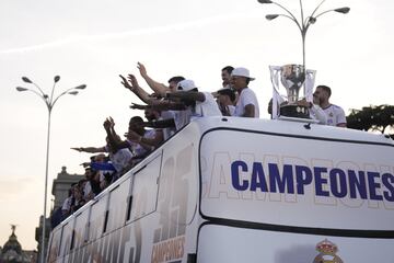 Los jugadores del Real Madrid celebran con la afición el título de Liga desde el autobús.