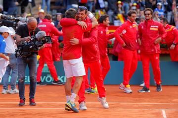 David Ferrer celebró la victoria sobre Kohlschreiber con Sergi Brugera.