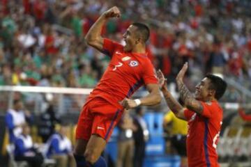 El jugador de la seleccion chilena Alexis Sanchez,, celebra su gol contra Mexico durante el partido de cuartos de final de la Copa Centenario disputado en el estadio Levi's de Santa Clara, Estados Unidos.