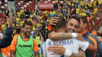 Los jugadores de la UD las Palmas celebran su victoria frente al Sporting hoy tras el partido de vuelta del play off de ascenso que se disputó en el estadio de El Molinón, en Gijón.