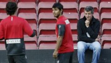 Gil Marín: "Forlán y Kun tienen contrato y lo razonable es que sigan"