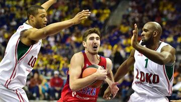 Chris Singleton y Anthony Randolph tratan de frenar a Nando de Colo.