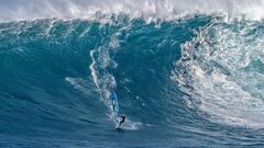 Sarah Hauser surfeando la ola más grande jamás surfeada en windsurf en Jaws, Peahi, Maui, Hawái, el 22 de enero del 2023.