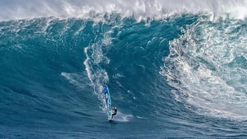 Sarah Hauser surfeando la ola m¨¢s grande jam¨¢s surfeada en windsurf en Jaws, Peahi, Maui, Haw¨¢i, el 22 de enero del 2023.