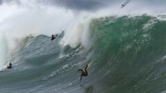 Un surfista a punto de tocar el agua con la ola de The Wedge (Newport Beach, Orange County, California, Estados Unidos) mientras su tabla de surf sale disparada por encima de la ola. En abril del 2021. 