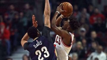 CHICAGO, IL - JANUARY 14: Jimmy Butler #21 of the Chicago Bulls is fouled while shooting by Anthony Davis #23 of the New Orleans Pelicans at the United Center on January 14, 2017 in Chicago, Illinois. NOTE TO USER: User expressly acknowledges and agrees that, by downloading and/or using this photograph, user is consenting to the terms and conditions of the Getty Images License Agreement. Jonathan Daniel/Getty Images/AFP
== FOR NEWSPAPERS, INTERNET, TELCOS & TELEVISION USE ONLY ==
