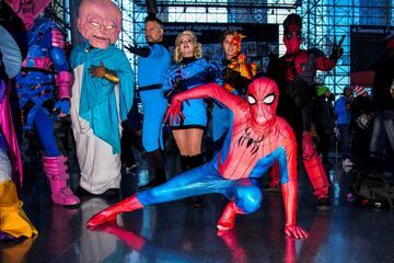 La gente viste disfraces mientras asiste a la Comic Con de Nueva York, en el Centro de Convenciones Jacob Javits en Manhattan, Nueva York.