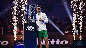 El tenista serbio Novak Djokovic posa con el trofeo de campeón de las Nitto ATP Finals.