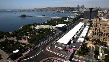 Vista a&eacute;rea del paddock y la recta principal del circuito de Bak&uacute; en Azerbaiy&aacute;n.