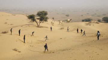 Un partido de cricket en el desierto de Osian