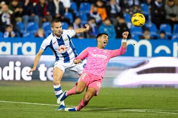 Momento en el que el Tenerife reclamó penalti de Franquesa a Ángel.