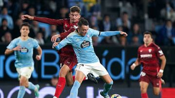 VIGO, SPAIN - DECEMBER 30: Kike Salas of Sevilla FC competes for the ball with Iago Aspas of RC Celta de Vigo during the LaLiga Santander match between RC Celta and Sevilla FC at Estadio Abanca Balaidos on December 30, 2022 in Vigo, Spain. (Photo by Jose Manuel Alvarez/Quality Sport Images/Getty Images)