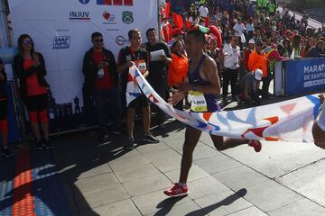 Jacob Kibet Chulyo y Gladys Yepkemoi se quedaron con la edición 2019 de la carrera que se realizó por las calles de la capital. 