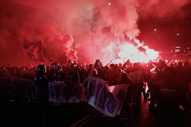 Los seguidores del Guadalajara en las inmediaciones del estadio. El partido se retrasa media hora debido a la inspección de los técnicos del Ayuntamiento de la grada alta del estadio.