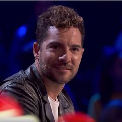 David Bisbal 'estropea' el sillón de Paulina Rubio en 'La Voz Senior'