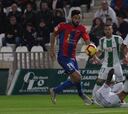 El Córdoba remonta y golea al Extremadura en un partido loco