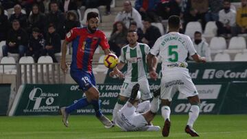 El Córdoba remonta y golea al Extremadura en un partido loco