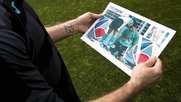 22/03/17 ENTREVISTA ESPANYOL
RAUL TAMUDO CON UNA FOTO DE SU DEBUT CON EL ESPANYOL HACE 23 AÑOS