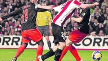 <b>JUGADA DECISIVA. </b>Javi Martínez es agarrado claramente del brazo dentro del área cuando se disponía a rematar. Penalti y posterior gol de Llorente.