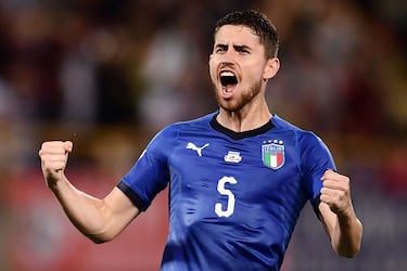 El centrocampista nació en Santa Catarina, Brasil, pero tiene pasaporte italiano y juega con la selección italiana desde que en 2012 comenzó en las categorías inferiores.