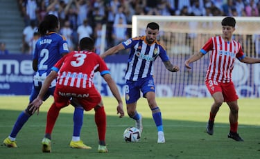 Su llegada desde el centro del campo, apoyando a los delanteros, es vital para el equipo berciano. Ante el Sporting aprovechó un desajuste defensivo para estar en el sitio exacto, en el momento indicado.

