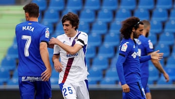 GRAF3139. GETAFE (MADRID), 09/05/2021.- El centrocampista del Eibar Bryan Gil (c), junto a los jugadores del Getafe Jaime mata (i) y Marc Cucurella (d), durante el partido de la jornada 35 de Liga de Primera División entre el Getafe y el Eibar disp