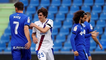 GRAF3139. GETAFE (MADRID), 09/05/2021.- El centrocampista del Eibar Bryan Gil (c), junto a los jugadores del Getafe Jaime mata (i) y Marc Cucurella (d), durante el partido de la jornada 35 de Liga de Primera Divisi&oacute;n entre el Getafe y el Eibar disp