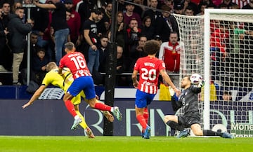 Jan Oblak desvía el balón cobn lamano izquierda tras el lanzamiento de Alexander Sorloth.