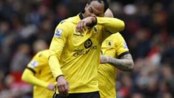 Joleon Lescott llora tras la derrota ante el United y el consiguiente descenso del Aston Villa.