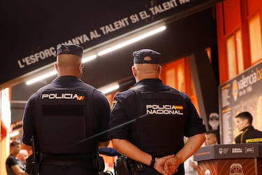 Con un alto dispositivo de seguridad, el Valencia Basket recibe al Maccabi de Tel Aviv en la tercera jornada de la Euroliga. El partido ha sido declarado de alto riesgo y habrá cerca de 700 agentes velando por la seguridad dentro y fuera del pabellón.