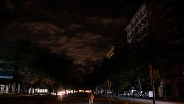 Calles a oscuras durante el apag¨®n, a 28 de abril de 2025, en Barcelona, Catalunya (Espa?a). Un apag¨®n el¨¦ctrico ha asolado Espa?a, Portugal y parte de Francia a las 12.30h. de la ma?ana. Sin saber a¨²n las causas concretas del apag¨®n, poco a poco se recupera el suministro el¨¦ctrico en todas las regiones de la Pen¨ªnsula Ib¨¦rica. Algunas ciudades y municipios han estado m¨¢s de 12 horas sin luz, y otras zonas a¨²n no la han recuperado.
29 ABRIL 2025
Alberto Paredes / Europa Press
29/04/2025