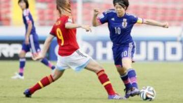 La jugadora japonesa Hina Sugita (d) trata de superar la marca de Patri Guijarro (i).