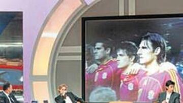 <b>EN EL PLATÓ. </b> Manolo, Lobo Carrasco, Caparrós, Karpin, Rivero, San Martín. Hernaez y Gómez.