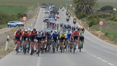 Pelotón durante una etapa de la Vuelta a Andalucía.
